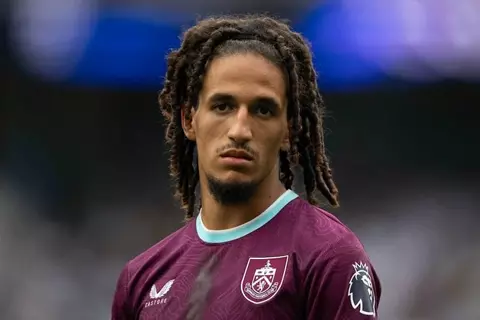 إيقاف وغرامة.. الانضباط تعاقب حنبعل المجبري بعد البصق على جماهير ليدز